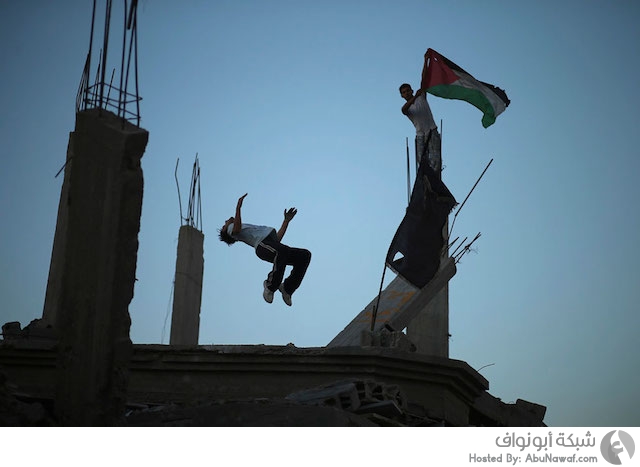 مصور فلسطيني يلتقط مشاهد من رياضة الباركور فوق ركام غزة. 3_1005