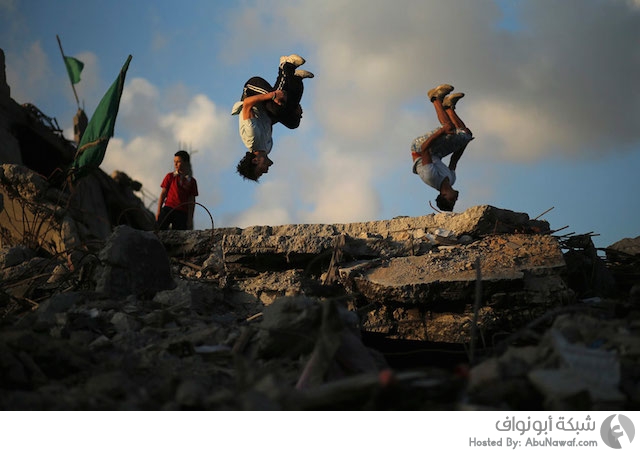 مصور فلسطيني يلتقط مشاهد من رياضة الباركور فوق ركام غزة. 8_520