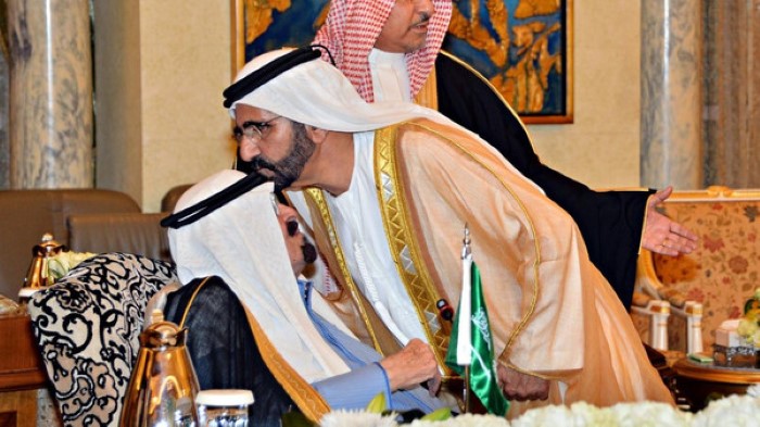 -الشيخ محمد بن راشد يقبل رأس الملك عبد الله بن عبد العزيز خلال القمة التي عقدت في الرياض