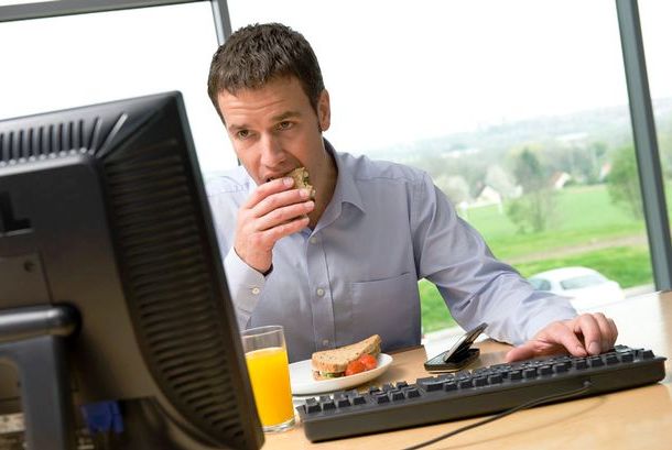 www.zmescience.com-eating-lunch-desk