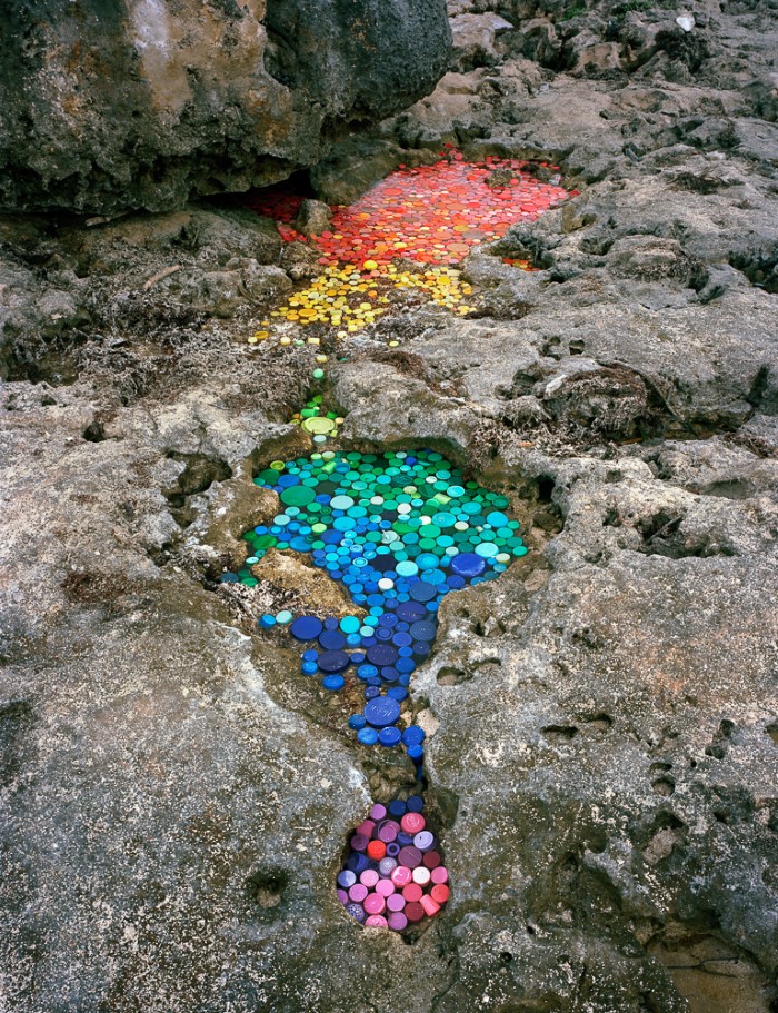 فنان يسلط الضوء على خطر النفايات في الطبيعة