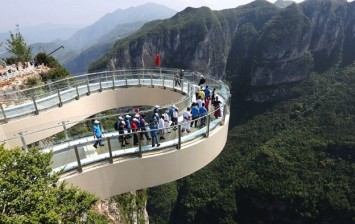World's largest glass walkway opens China