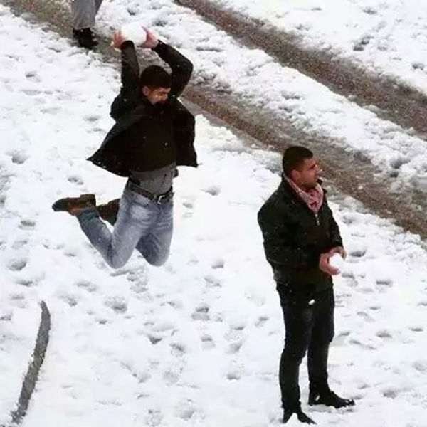 اللعب بالثلج
