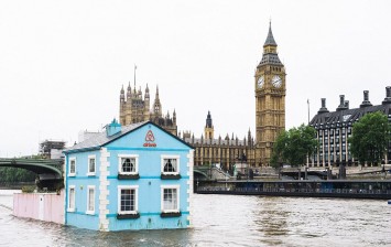 Blue-house-on-the-river