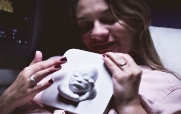 blind-pregnant-woman-first-look-unborn-son-3d-printing