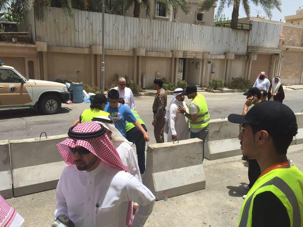 رجال الأمن والمواطنين يقومون بدور كبير في حماية المساجد رغم ارتفاع درجات الحرارة.