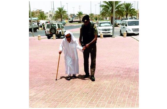 رجل أمن ساعد مسنا على الوصول إلى المسجد تنال إعجاب المغردين.