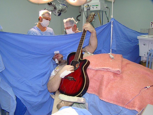 مريض يعزف الجيتار أثناء عملية جراحية في المخ