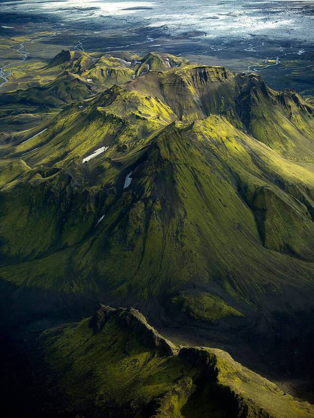 الجبال الخضراء الواسعة بأيسلندا