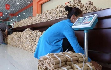 man purchases a new car using 140000 in coins