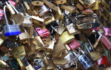 paris-removing-all-love-locks