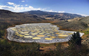 bizarre-spotted-lake-in-canada