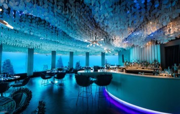 underwater-restaurant-lets-guests-dine-in-the-ocean