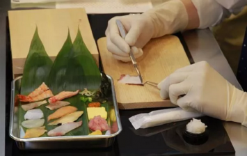 japanese-hospital-uses-miniature-sushi-and-origami-to-test-surgery-interns