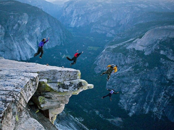  القفز من فوق المنحدرات الصخرية 