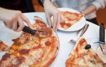 slicing pizza