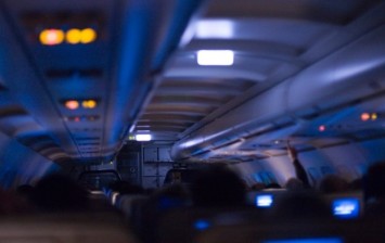 planes dim their lights when landing