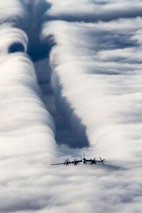 طائرات وسط الغيوم 