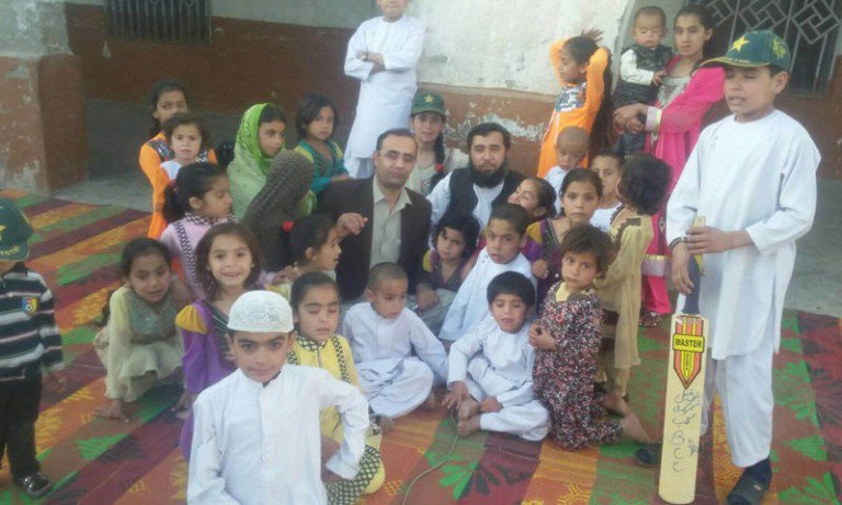 باكستاني وأطفاله 