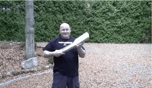  رجل يصمم أسلحة غريبة لقتال الزومبي!