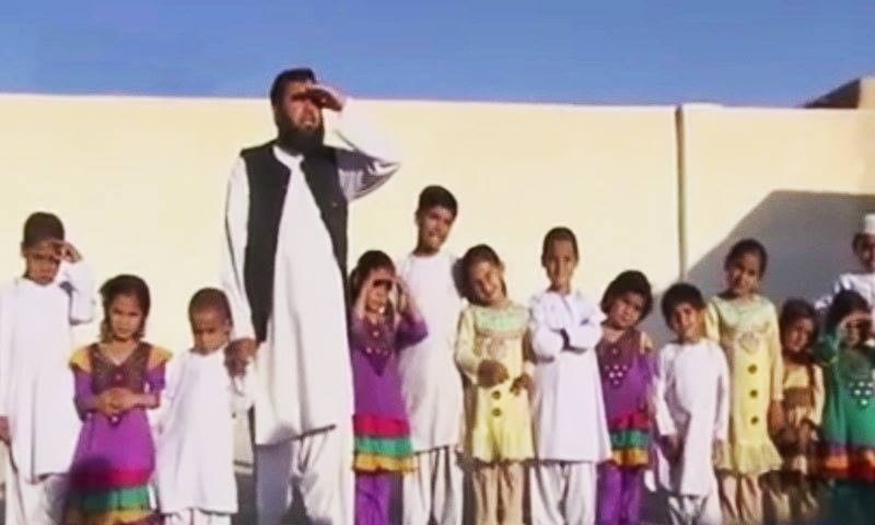 باكستاني وأطفاله 