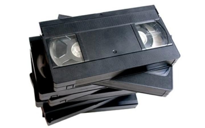 جهاز Videotape، وهو عبارة عن شريط مغناطيسي يستخدم تم استخدامه لتخزين الصور المتحركة والصوت.