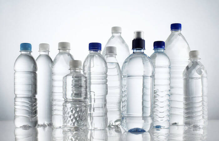 الأرقام الصغيرة على الزجاجات البلاستيكية 