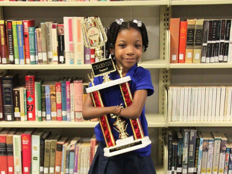 طفلة بلا يدين تفوز بمسابقة للكتابة 