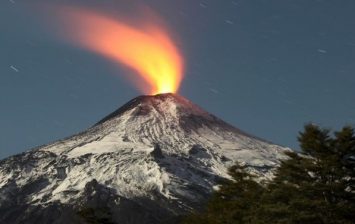 فيلاريكا، هو بركان تشيلي الأكثر نشاطاً في أمريكا الجنوبية، ويُعتبر واحد من عدد قليل من البراكين في العالم، ذات فوهة الحمم البركانية النشطة باستمرار، وقد بدأ ثورانه الأخير في مارس من العام الماضي. وهنا مجموعة من الصور لبركان فيلاريكا خلال الفترة الماضية. صور: "فيلاريكا" بركان تشيلي الذي لا يهدأ