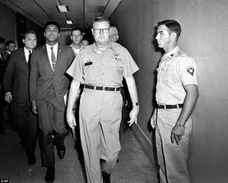 اصطحاب الملاكم علي من قبل القوات المسلحة في محطة هيوستن بعد أن رفض تحريض الجيش في أبريل 1967م