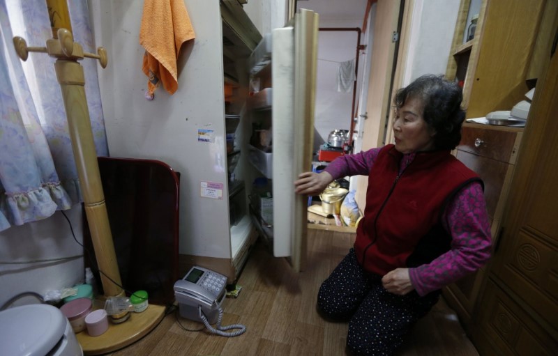 السيدة Kong Kyung-soon تبلغ من العمر 71 عامًا، وتعيش في شقة تقل مساحتها عن 5 متر مربع.