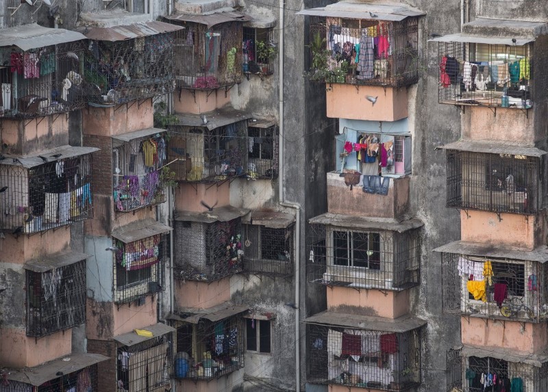 منطقة Dharavi في مومباي وحدها يعيش بها حوالي مليون شخص، وأغلب الشقق تقارب مساحتها 10 متر مربع.
