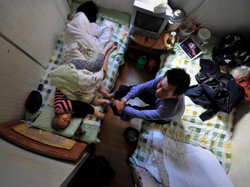 شقة صغيرة في مدينة Hefei الصينية لا تزيد مساحتها عن 8 متر مربع، ويضطر المرضى على النوم فيها عندما لا يتحملوا مصاريف أسرّة المستشفى.