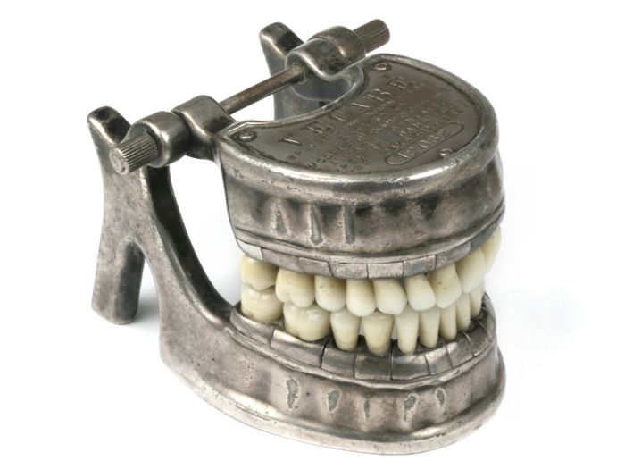 عيادات أسنان قديمة