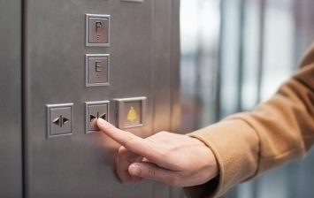 close door button in a lift