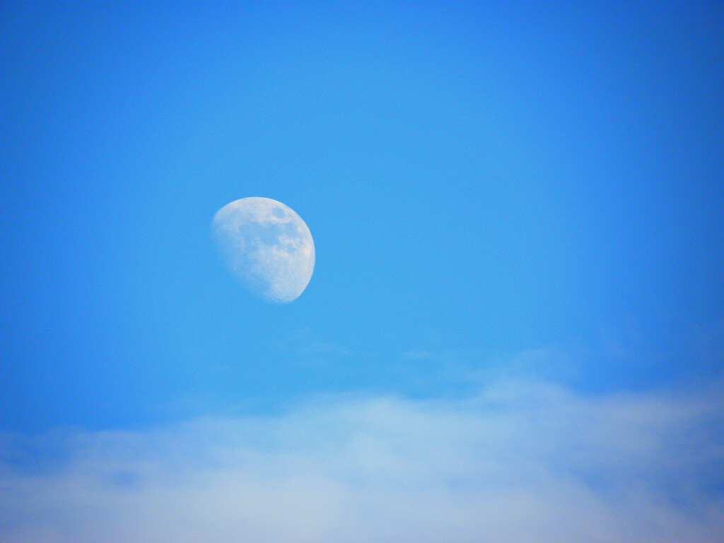 القمر في النهار 
