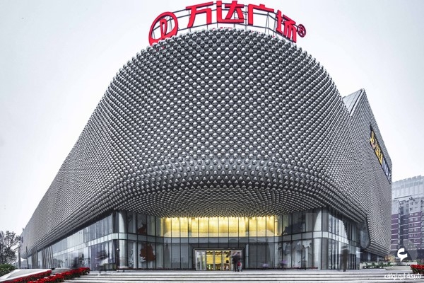 مركز تسوق جديد ساحر في مدينة ووهان الصينية