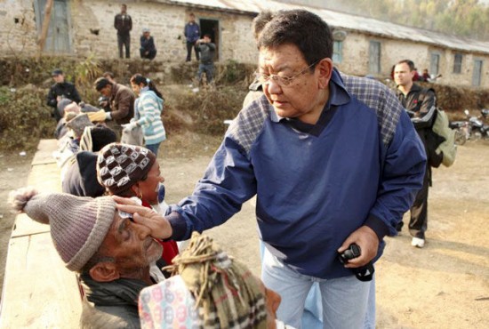 طبيب نيبالي يعيد البصر بخمس دقائق