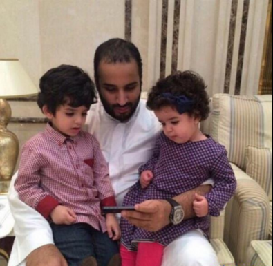 محمد بن سلمان مع أبنائه فهد وسلمان شبكة ابو نواف