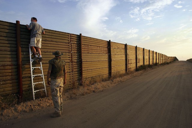 السياج الفاصل بين المكسيك والولايات المتحدة