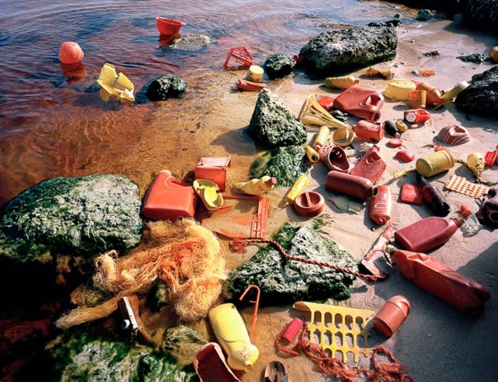 فنان يسلط الضوء على خطر القمامة في الطبيعة