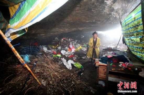 امرأة صينية تعيش داخل كهف لمدة عامين