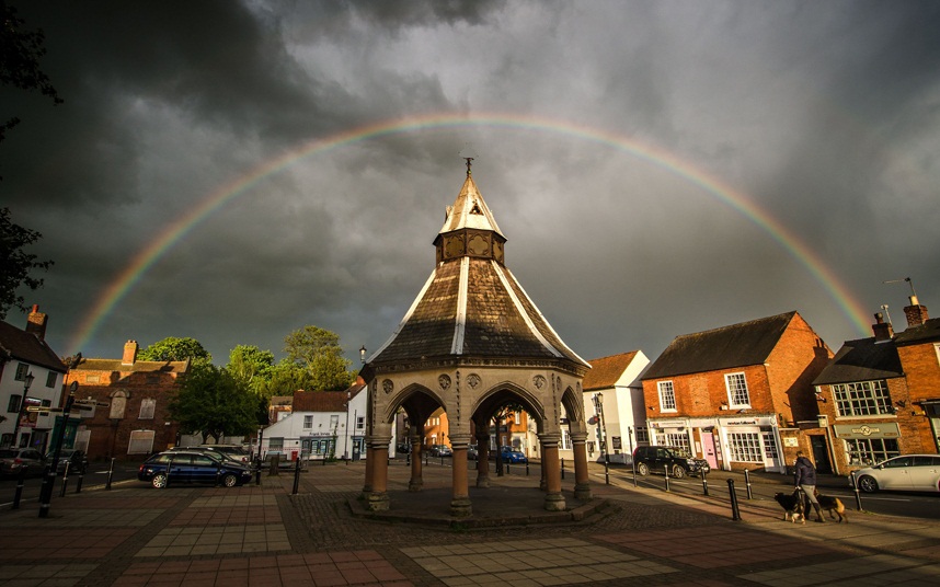 قوس قزح يُرى بشكل واضح فوق Buttercross في ساحة سوق بينغهام