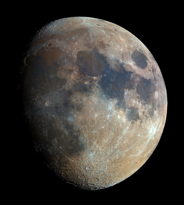 مصور يجمع 32 ألف صورة لـ القمر للخروج بأعلى دقة ممكنة