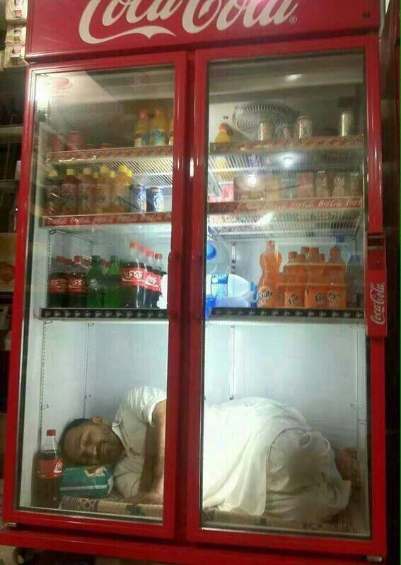 صور مضحكة النوم داخل الثلاجة في فصل الصيف