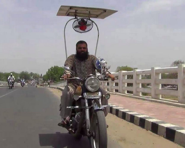 دراجة هوائية غريبة مزودة بمروحية
