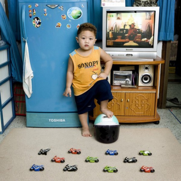 صور لأطفال العالم مع ألعابهم الخاصة