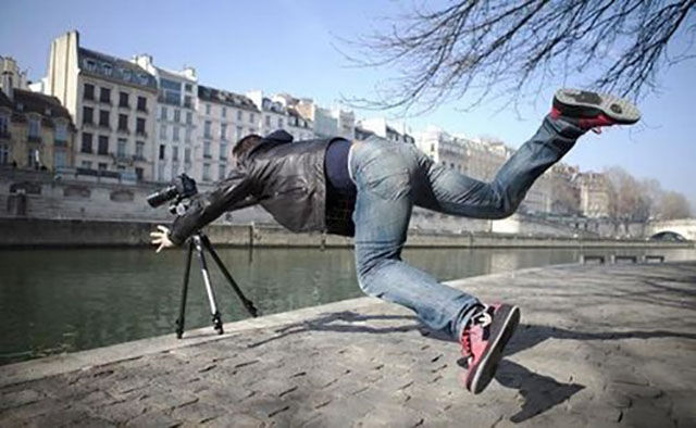 مصور تسقط كاميرته في النهر