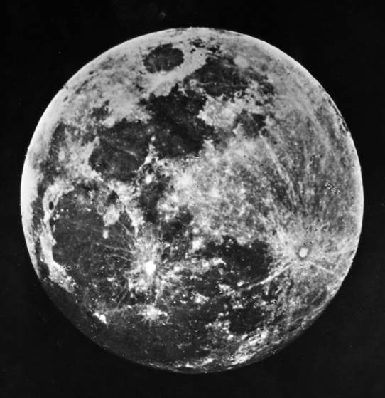 أقدم صورة لسطح القمر من المصور داربر