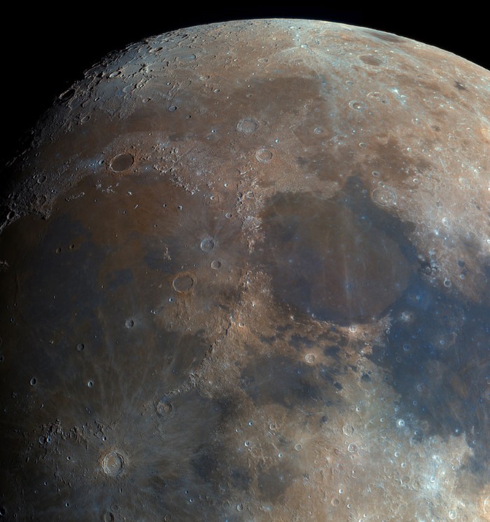 صورة عالية الدقة لسطح القمر